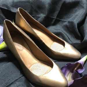 Bronze dress pump